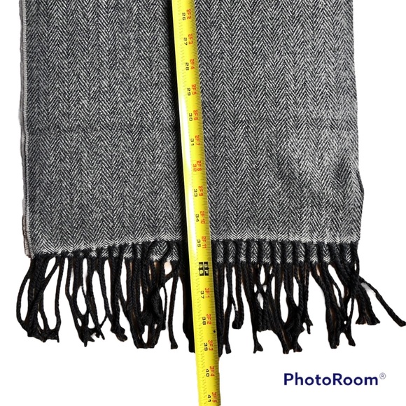 NEW OLD NAVY Neck Scarf Fringed Hems GRAY Herringbone Pattern 78” x 13” UNISEX - Picture 7 of 13